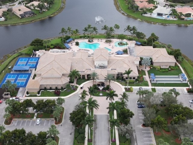 Valencia Pointe Club